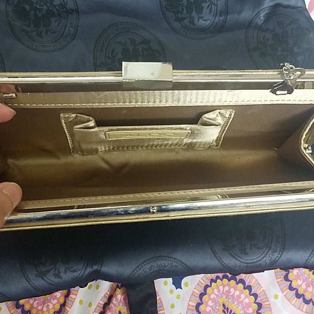 Fancy gold clutch - Picture 3 of 4